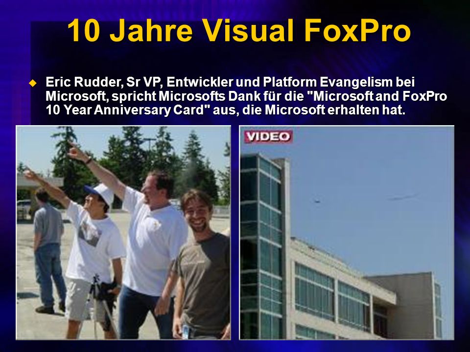10 Jahre Visual FoxPro Eric Rudder, Sr VP, Entwickler und Platform Evangelism bei Microsoft, spricht Microsofts Dank für die Microsoft and FoxPro 10 Year Anniversary Card aus, die Microsoft erhalten hat.