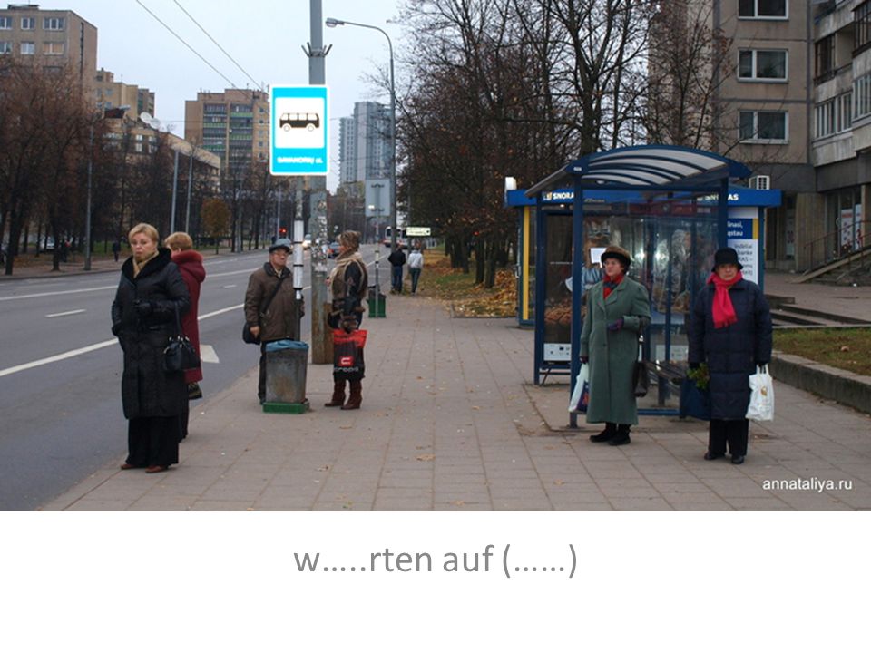 Очередь остановились. Автобусная остановка. Люди на остановке. Автобусная остановка фото. Автобусная остановка с людьми.