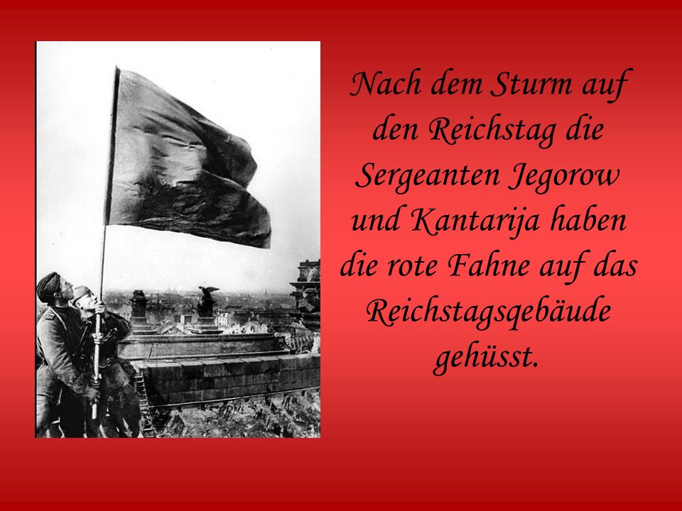 Nach dem Sturm auf den Reichstag die Sergeanten Jegorow und Kantarija haben die rote Fahne auf das Reichstagsqebäude gehüsst.